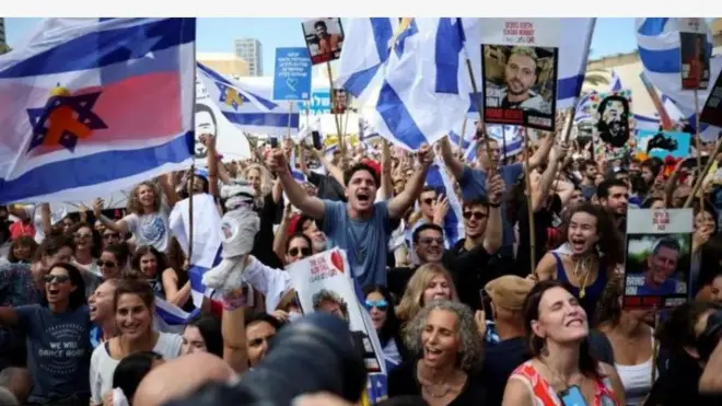 Aworan awọn eeyan to n fo fun ayọ , wọn gbe asia dani