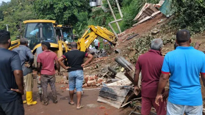 කඩුගන්නාවේ නායයමෙන් සිරවූ පුද්ගලයන් සොයා ඩෝසර් රථයකින් පස් ඉවත් කරන අකාරය 