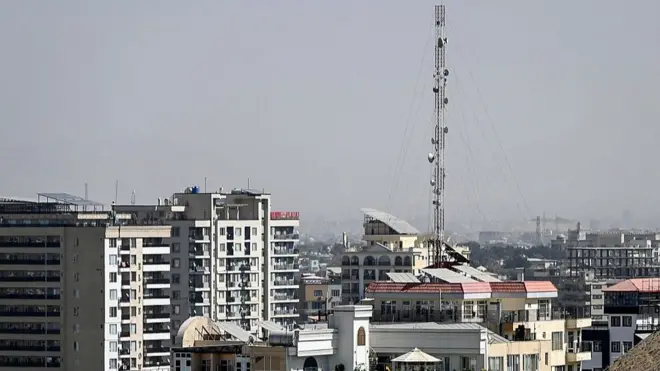 Общий вид телекоммуникационной антенны на фоне общенационального сбоя связи в Кабуле 30 сентября 2025 года.