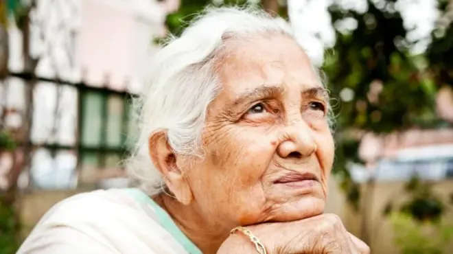 भारतात वृद्ध होणं कठीण का? 