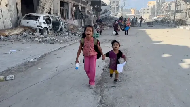 کودکانی که از شمال غزه فرار می‌کنند