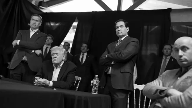 مارکو روبیو، وزیر خارجه آمریکا، در کنار دونالد ترامپ و جان رتکلیف، رئیس سیا