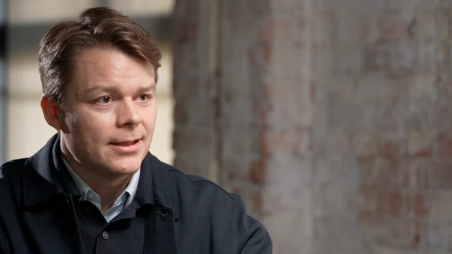 چهره لوئیس موسلی، رئیس پالانتیر در بریتانیا و اروپا در حال مصاحبه