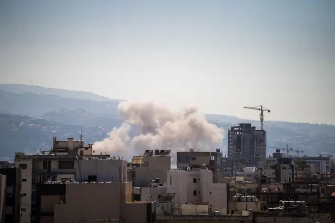 Khói bốc lên sau khi Israel không kích khu vực ngoại ô phía nam của Beirut