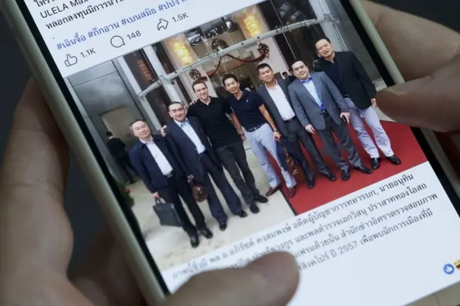 หนึ่งใน "ภาพหลุด" ที่ปรากฏว่านายกฯ อนุทินร่วมเฟรมกับ เบน สมิธ ทำให้ฝ่ายค้านตั้งคำถามต่อความเอาจริงเอาจังของรัฐบาลในการปราบปรามสแกมเมอร์