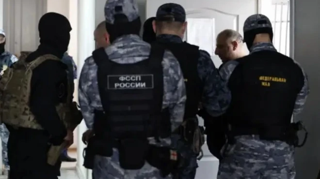 Российские силовики ведут задержанного
