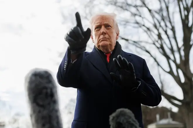 Le président Donald Trump s'adresse aux journalistes sur la pelouse sud avant de monter à bord de Marine One à la Maison Blanche, le 16 janvier 2026 à Washington, DC. 
