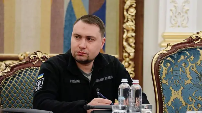 Кирило Буданов у кріслі в кабінеті