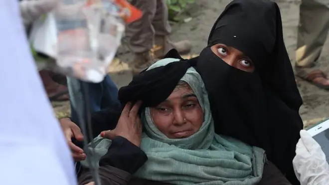 Dua pengungsi suku Rohingya yang menderita sakit mendapat perawatan saat terdampar di pesisir pantai Kuala Gigieng, Aceh Besar, Aceh, Minggu (8/1/2023). 