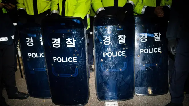 စစ်အုပ်ချုပ်ရေးအမိန့် ကြေညာတဲ့ညမှာ ပါလီမန် လွှတ်တော် အဆောက်အဦရှေ့မှာ လုံခြုံရေးယူနေတဲ့ တောင်ကိုရီးယား ရဲတပ်ဖွဲ့