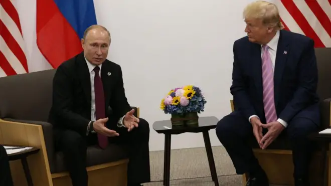 Президент США Дональд Трамп (праворуч) і президент Росії Володимир Путін (ліворуч) беруть участь у двосторонній зустрічі на саміті G20 в Осаці 2019 року в Осаці, Японія, 28 червня 2019 року.