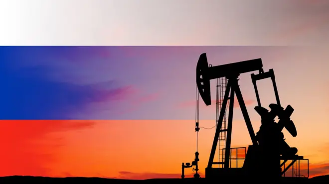 ရုရှားအလံ နောက်ခံနဲ့ ရေနံတူးတင်တစ်ခုကို ပေါင်းစပ်ထားတဲ့ စတော့ ဓာတ်ပုံ