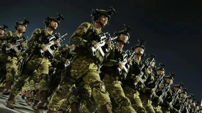 Северокорейские солдаты на параде в Пхеньяне