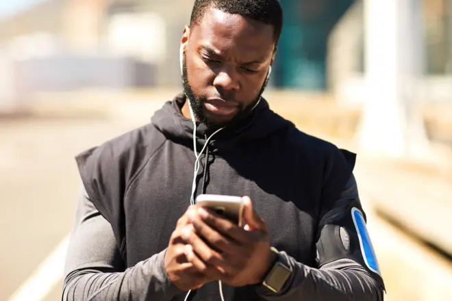 Jeune homme avec son téléphone