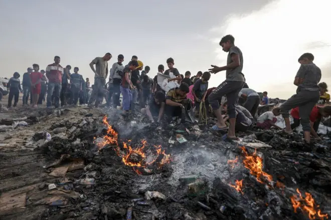 أثار الدمار الذي خلفته الحرائق بفعل الهجوم الإسرائيلي على مخيم للنازحين غرب رفح