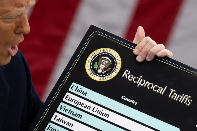 Trump segura tabela com as novas tarifas de importação dos EUA