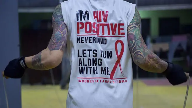 Seorang pengidap HIV berlatih di sasana tinju Rumah Cemara di Bandung. 