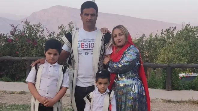 از راست: زینب مولایی‌راد (مادر کیان)، رادین (برادر کوچک کیان)، میثم (پدر کیان) و کیان پیرفلک