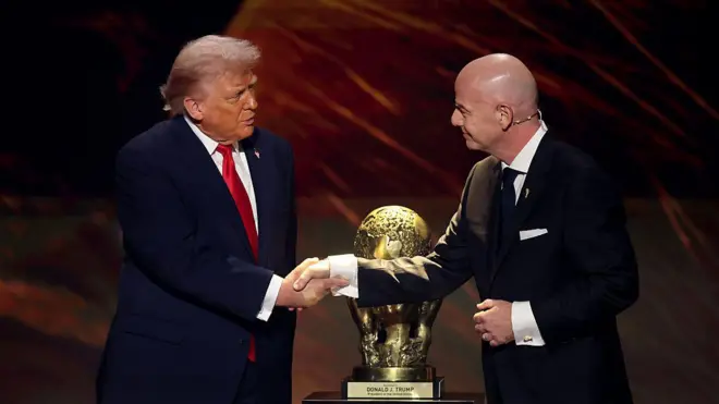 O presidente americano, Donald Trump, e o presidente da Fifa, o italiano Gianni Infantino, apertam as mãos em evento.