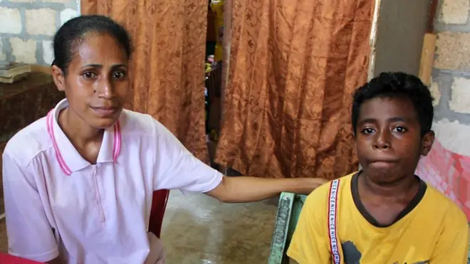 Konstance Raweyai dan putranya