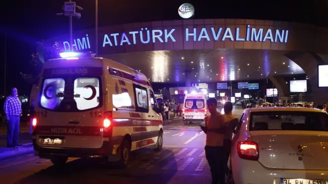 Ambulâncias rumo ao aeroportoIstambul nesta terça