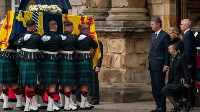 Queen's coffin arrives at Holyroodhouse Palace