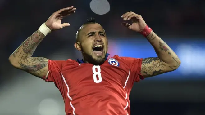 Chile representa por primera vez a Sudamérica al ganar la Copa América en 2015.