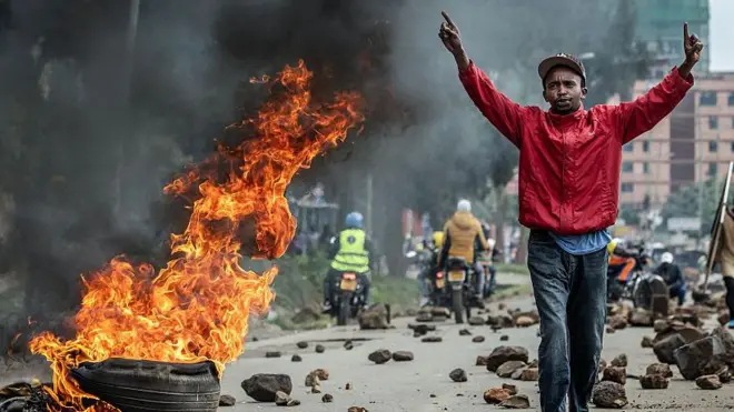አደባባይ ለተቃውሞ የወጡ ኬንያውያን ጎማ አቃጥለዋል፤ መንገዶችን በድንጋይ ዘግተዋል