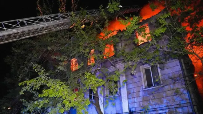 攻撃を受けて燃え上がる建物