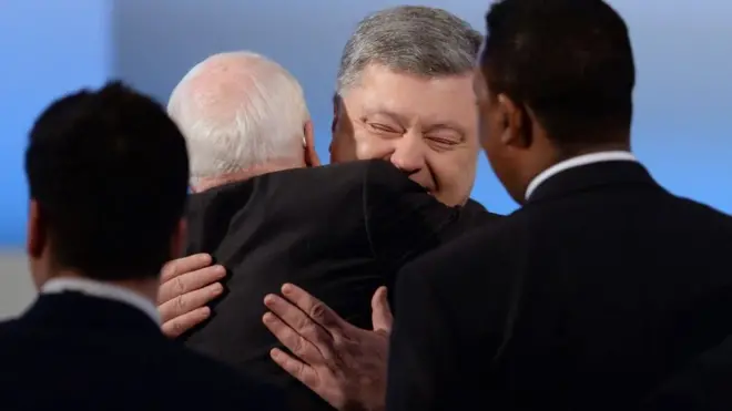 Сенатор США Джон Маккейн і український президент Петро Порошенко під час 53-й Мюнхенській конференції з питань безпеки