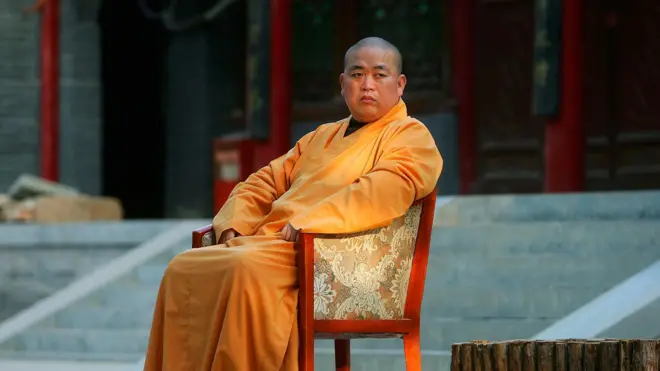 释永信坐在少林寺前