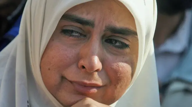 آمنہ نے کہا کہ ان کا ذاتی دُکھ انھیں احتجاج میں شامل ہونے پر اکساتا بھی ہے اور ہمت بھی دیتا ہے