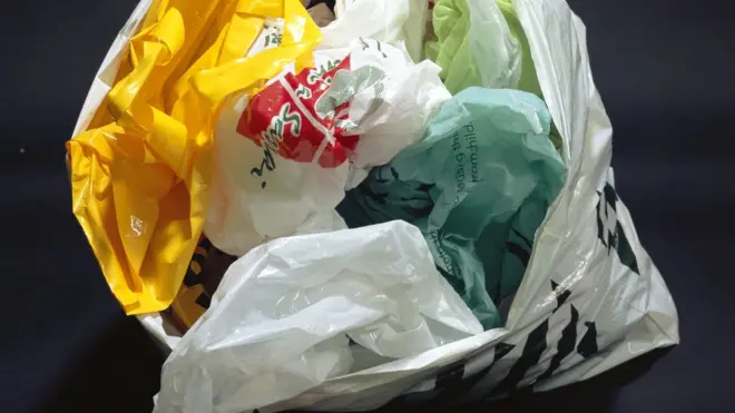 Uji coba pembayaran tas plastik di Indonesia dilaporkan mengurangi penggunaan tas plastik sekitar 30% hingga 50%.