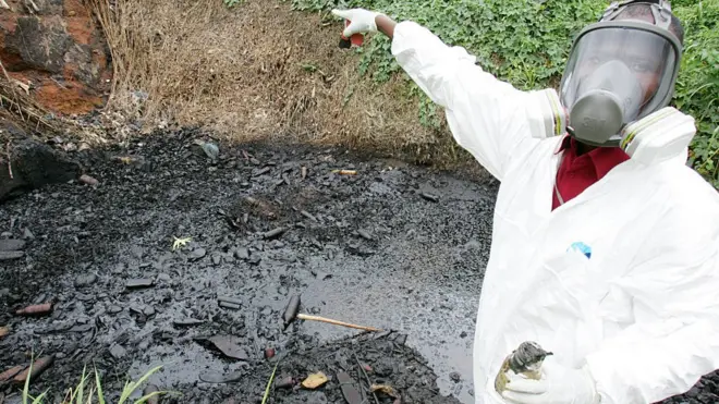 Official for Ivory Coast dey work for Akouedo district inside Abidjan, one of di places wey dem say Trafigura dump toxic waste
