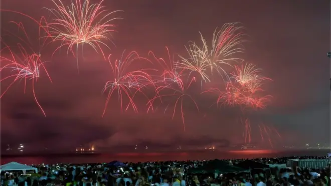 برازیل میں نئے سال کے موقعے پر جگہ جگہ آتش بازی کے مناظر تھے