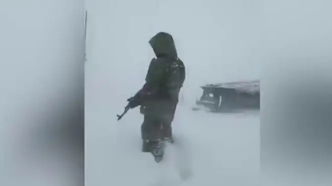 बर्फबारी में सैनिक