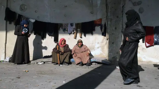 Các gia đình chạy nạn khỏi đông Aleppo