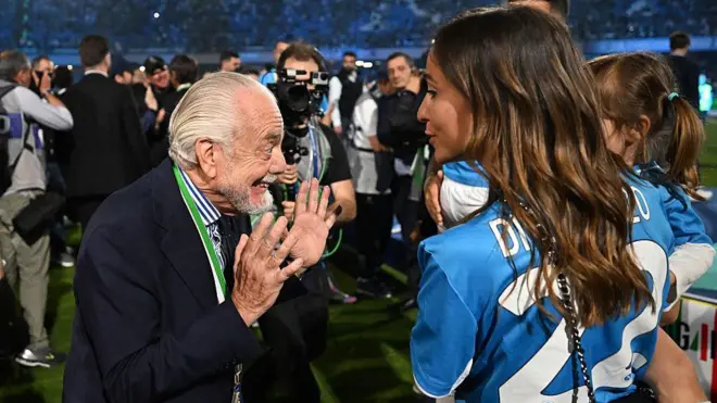 ناپولی سال ۲۰۰۴ ورشکست شد و به دسته سوم سقوط کرد اما پس از آمدن دی‌لورنتیس دو بار قهرمان لیگ فوتبال ایتالیا شده است