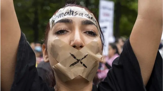 په ایران کې د پړوني ناسم پرسرولو د سرغړونې په تور د ۲۲ کلنې مهسا امیني تر نیول کېدا او مړینې وروسته ایران کې پیل شویو لاریونونو کې تر ۴۰ ډېر کسان وژل شوي