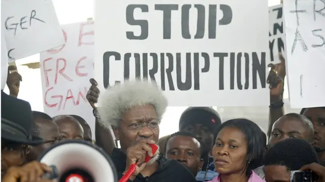 Aimọye igba ni Soyinka ti maa n tako asise awọn ijọba to ti kọja lọ lorilẹede Naijiria