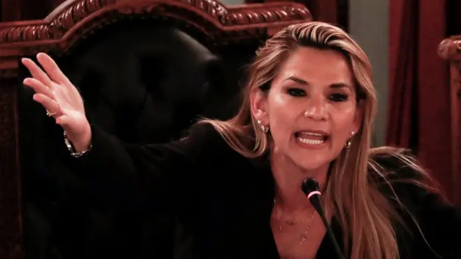 Хеанине Аньес провозгласила себя временно исполняющим обязанности президента