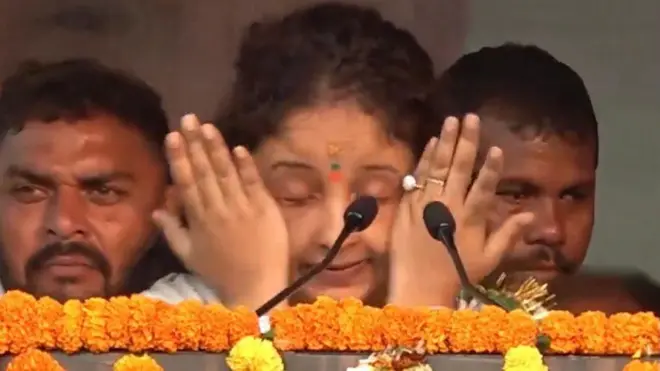 गिरिडीह में झारखंड मुक्ति मोर्चा के कार्यक्रम में रोतीं कल्पना सोरेन