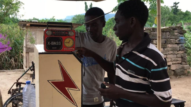 James Ansah den Kwesi Ansah dey experiment plus dema electricity inovation from cassava