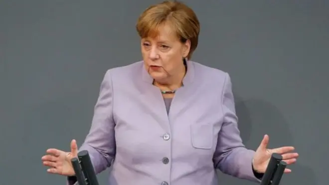 Немецкие депутаты несколько раз аплодировали Меркель во время ее выступления