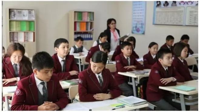 Н. Джусупбекова: Орус тилдүү мектептерде, дайыма эле, тилекке каршы , орус тилдүү мугалимдерге муктаждык бар. Учурда ар кайсы предметтерден орус тилинде сабак берчү 1181 мугалим керек. Өзгөчө алыскы региондордо муктаждык чоң.