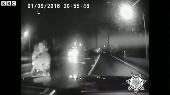 夜の道路を走る幼児　危機一髪で救助