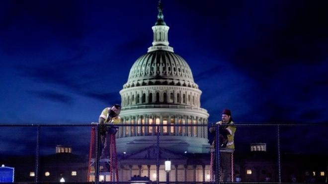 美國國會遭到衝擊後，工人在外圍築起了防護鐵絲網。