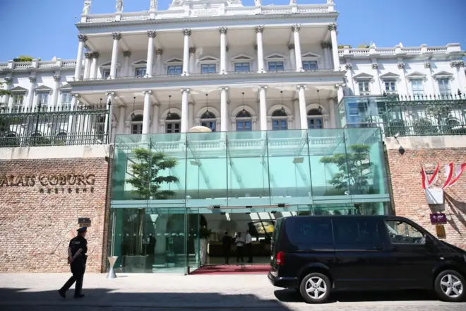 محل مذاکرات هسته‌ای در وین. نمایندگان آمریکا در این هتل حضور ندارند و انریکه مورا برای دیدار با آنها به هتلی دیگر می‌رود