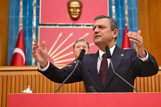 Özgür Özel grup toplantısında konuşurken 