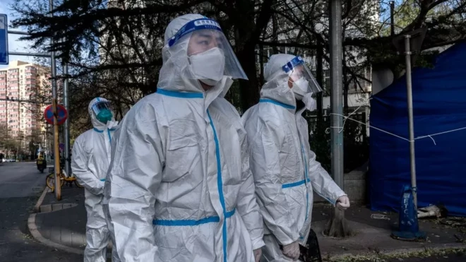 Çin'de Covid görevlileri